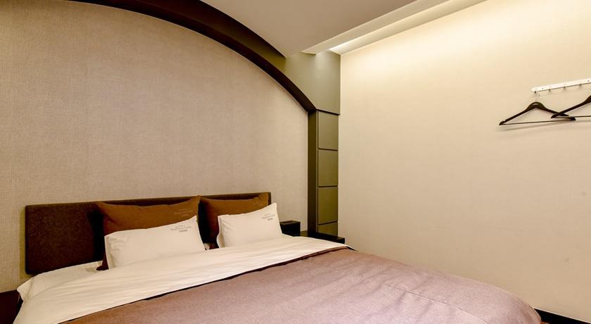 French Code Hotel Чханвон Екстер'єр фото
