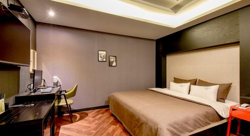 French Code Hotel Чханвон Екстер'єр фото