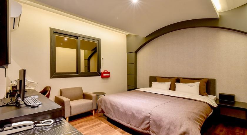 French Code Hotel Чханвон Екстер'єр фото