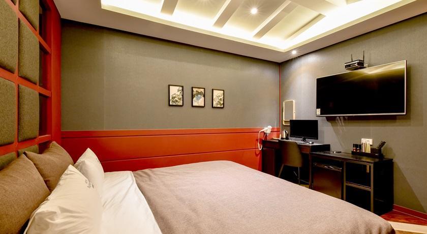 French Code Hotel Чханвон Екстер'єр фото