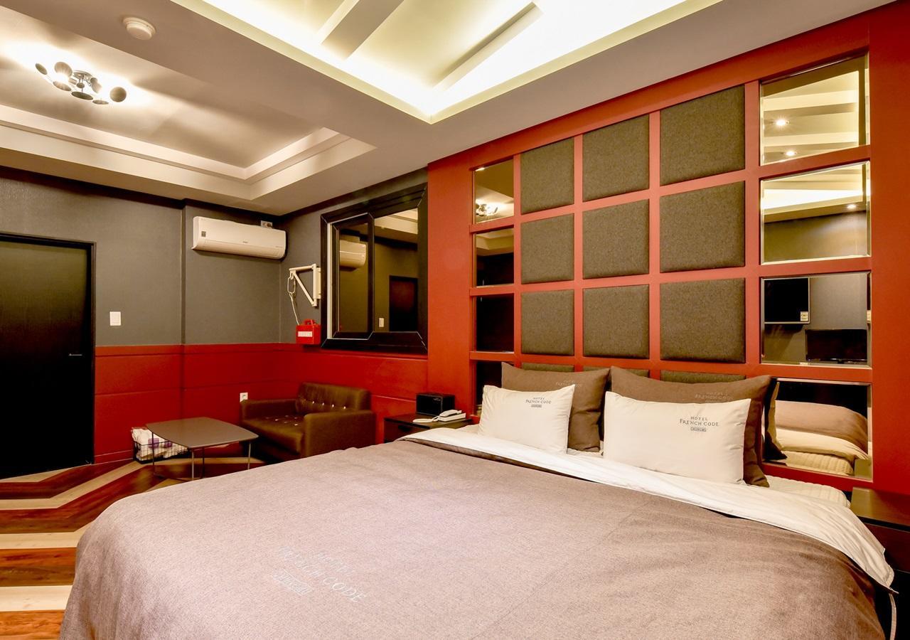 French Code Hotel Чханвон Екстер'єр фото