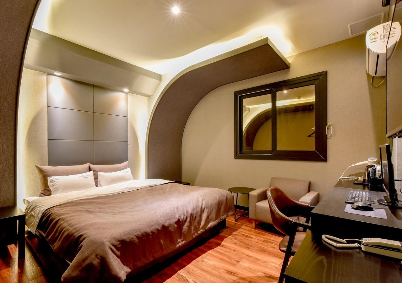 French Code Hotel Чханвон Екстер'єр фото