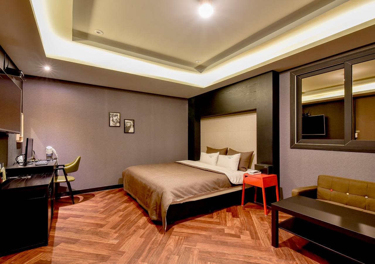 French Code Hotel Чханвон Екстер'єр фото
