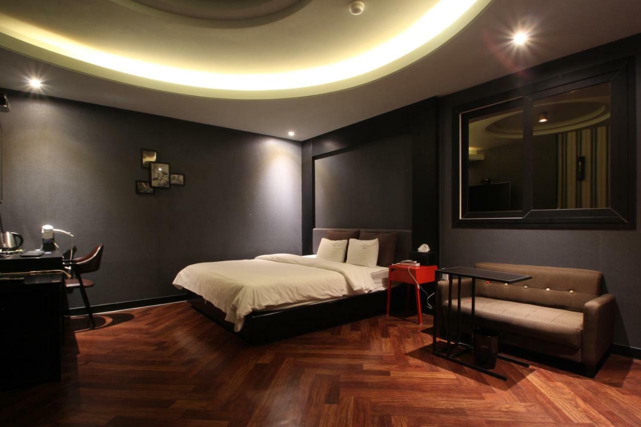 French Code Hotel Чханвон Екстер'єр фото