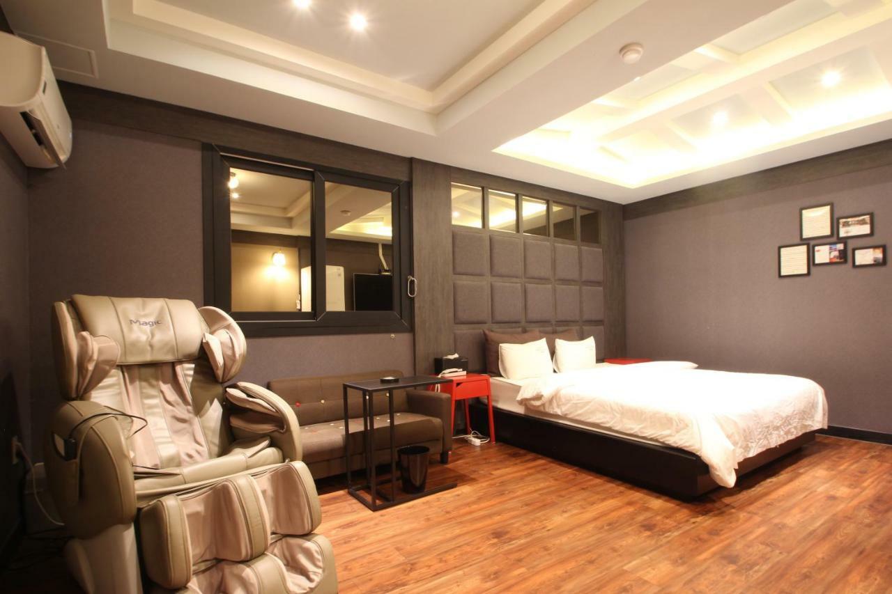 French Code Hotel Чханвон Екстер'єр фото