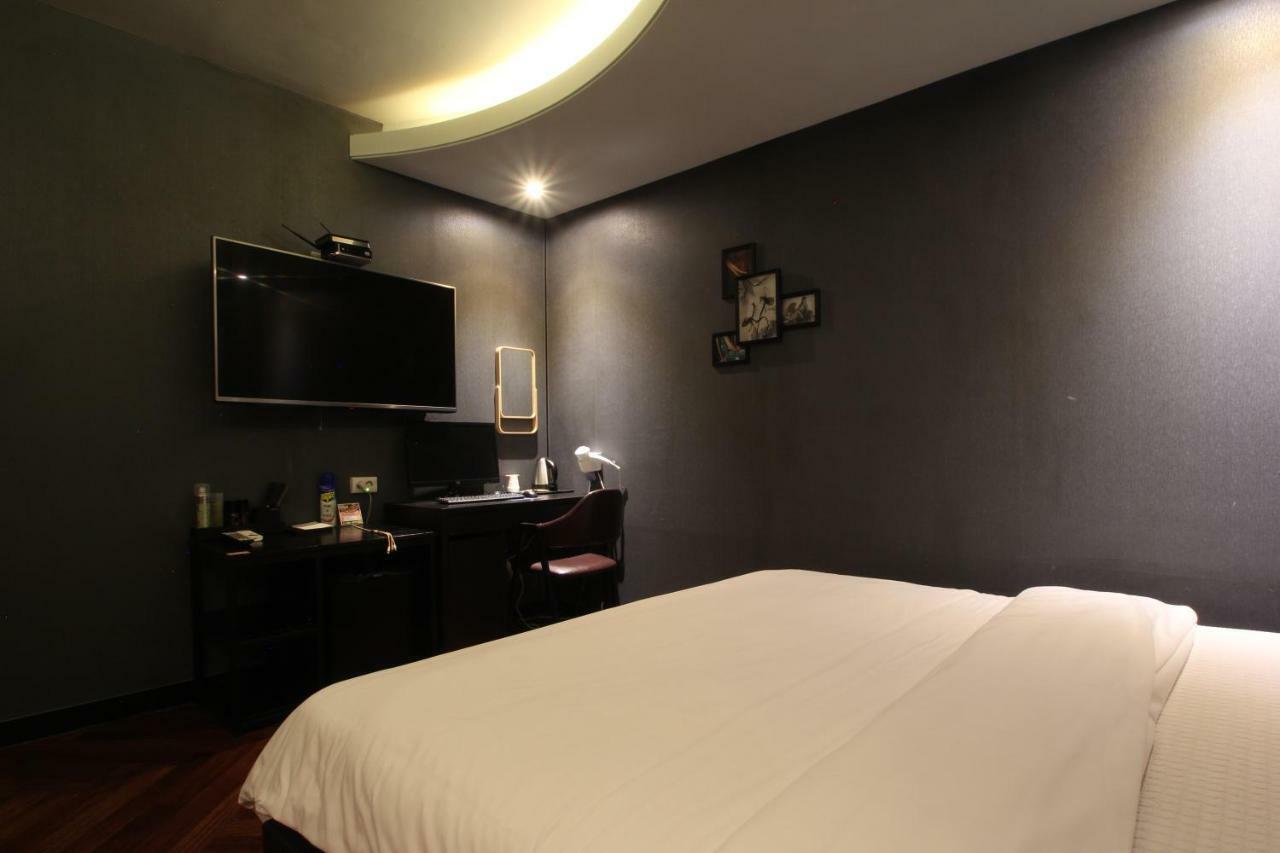 French Code Hotel Чханвон Екстер'єр фото