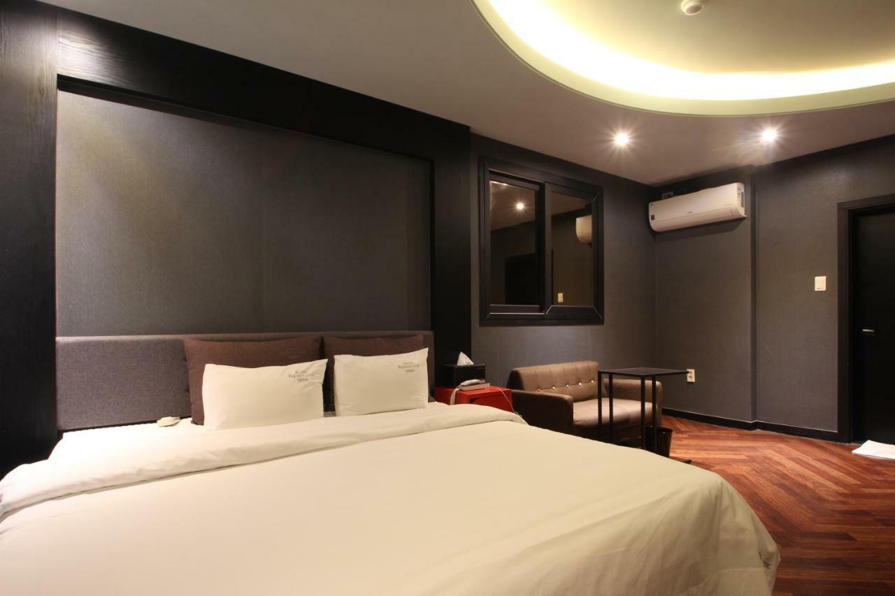 French Code Hotel Чханвон Екстер'єр фото